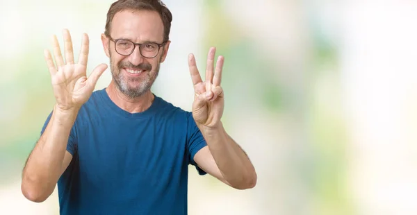 ハンサムな中年白髪年配の男性にメガネを率分離を示す背景と指で上向き数自信を持って 幸せな笑みを浮かべている間 — ストック写真