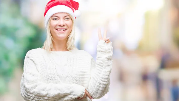 Jonge Mooie Blonde Vrouw Kerstmuts Dragen Geïsoleerde Achtergrond Glimlachend Met — Stockfoto