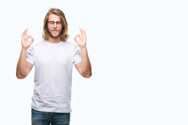 Junger Gutaussehender Mann Mit Langen Haaren Brille Über Isoliertem Hintergrund — Stockfoto