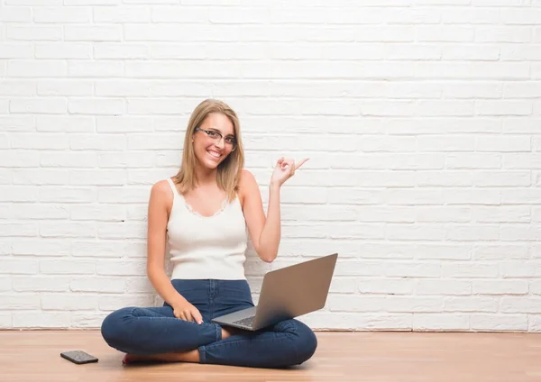 Bella Giovane Donna Seduta Sul Pavimento Lavoro Con Computer Portatile — Foto Stock