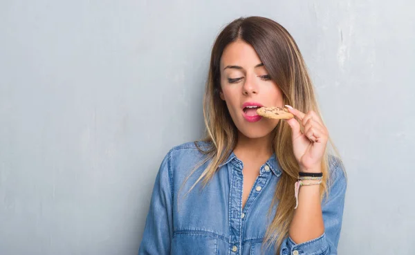 Joven Mujer Adulta Sobre Gris Grunge Pared Comer Chocolate Chip — Foto de Stock