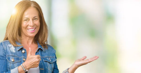 Hermosa Mujer Mediana Edad Con Chaqueta Vaquera Casual Sobre Fondo — Foto de Stock