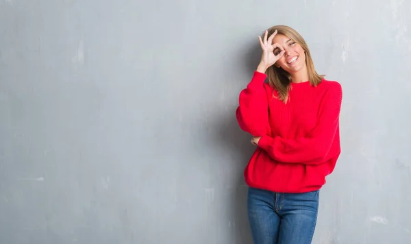 Schöne Junge Frau Steht Über Grunge Grauer Wand Winterlichem Pullover — Stockfoto