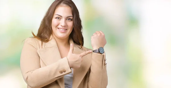 Mooie Grootte Jonge Vrouw Winterjas Dragen Geïsoleerd Achtergrond Haast Wijzende — Stockfoto