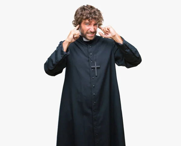 Jóképű Spanyol Katolikus Pap Ember Feletti Fülek Ujjaival Bosszús Kifejezés — Stock Fotó