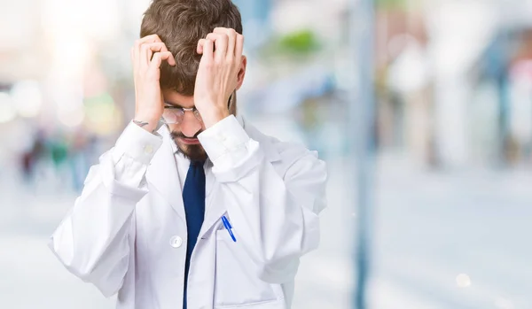 과학자 때문에 절망과 스트레스에서 코트를 통증과 편두통 머리에 — 스톡 사진