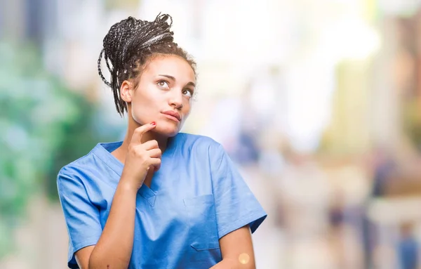 잠겨있는 표현에 생각에 손으로 아프리카계 미국인 간호사를 사려깊은 의심의 — 스톡 사진