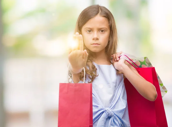 Bruna Ragazza Ispanica Che Tiene Borse Della Spesa Mano Aperta — Foto Stock