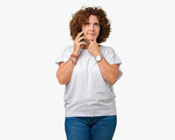 Seniorin Mittleren Alters Spricht Auf Smartphone Über Isolierten Hintergrund Ernstes — Stockfoto