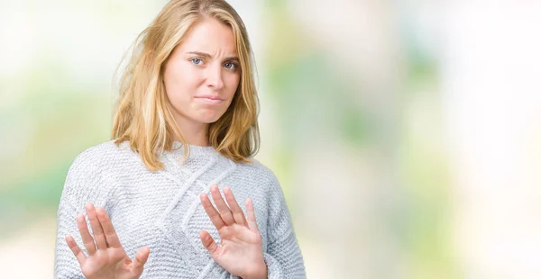 Mulher Bonita Vestindo Camisola Inverno Sobre Fundo Isolado Expressão Repugnante — Fotografia de Stock