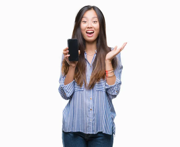 年轻的亚洲妇女显示在孤立的背景下的智能手机空白屏幕非常高兴和兴奋 优胜者表达庆祝胜利尖叫着大微笑和举手 — 图库照片