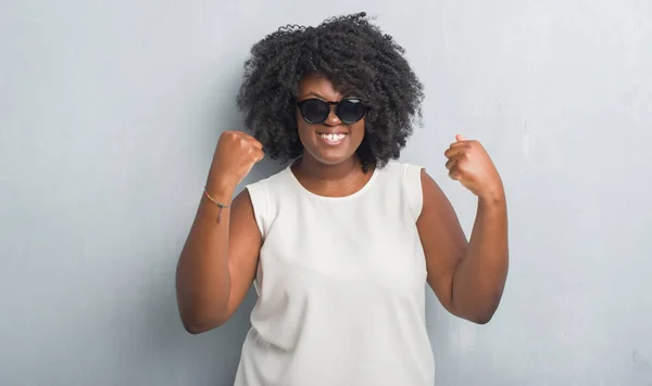 Jovem Afro Americana Size Mulher Sobre Parede Grunge Cinza Vestindo — Fotografia de Stock