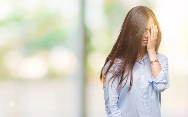 若いアジア ビジネス女性の眼鏡は 泣きながら手で顔を覆っている悲しそうな表情と背景を分離しました うつ病の概念 — ストック写真
