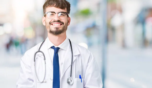 Jeune Homme Médecin Vêtu Manteau Hôpital Sur Fond Isolé Les — Photo