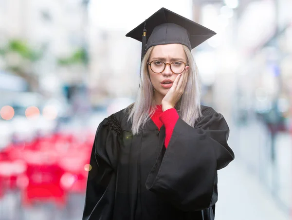 Mladá Blond Žena Nosí Postgraduální Uniforma Izolované Pozadí Dojemné Ústa — Stock fotografie