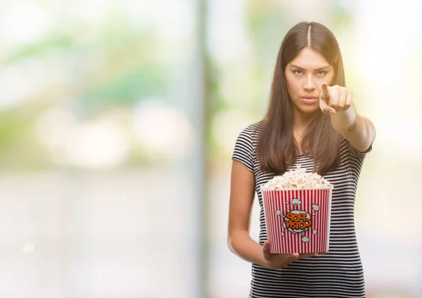 Joven Hermosa Hispana Comer Palomitas Maíz Señalando Con Dedo Cámara —  Fotos de Stock