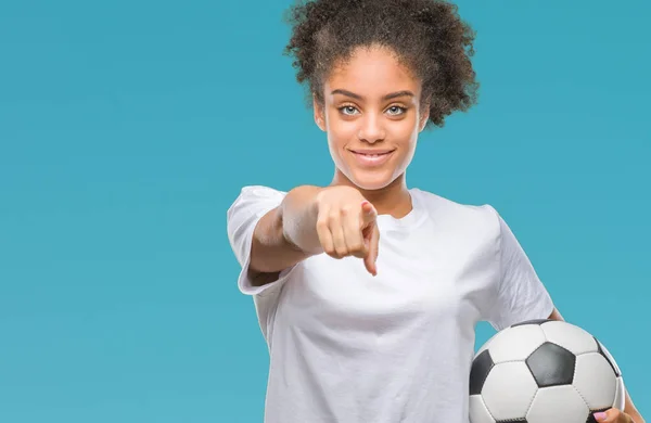 Joven Hermosa Afroamericana Sosteniendo Pelota Fútbol Sobre Fondo Aislado Señalando —  Fotos de Stock