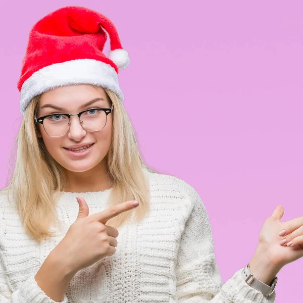 여성이 손가락으로 가리키는 카메라 크리스마스 모자를 — 스톡 사진