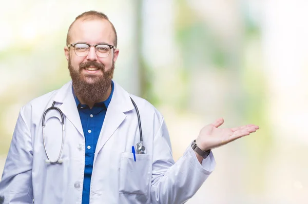 Jeune Médecin Caucasien Homme Portant Manteau Médical Blanc Sur Fond — Photo