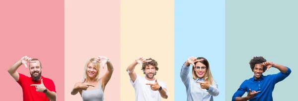 一群年轻人在五颜六色的复古孤立的背景微笑的框架用手和手指与快乐的面孔拼贴 创意和摄影理念 — 图库照片
