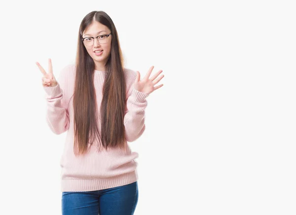 Joven Mujer China Sobre Fondo Aislado Con Gafas Que Muestran —  Fotos de Stock