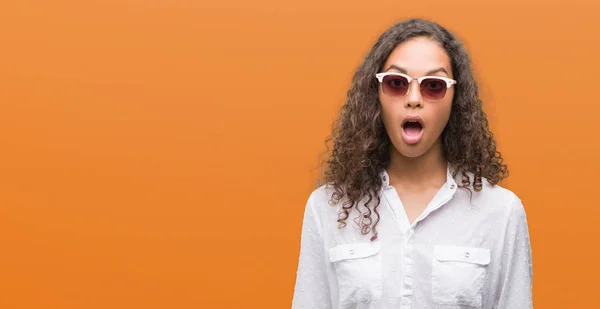 Mujer Hispana Joven Con Gafas Sol Asustada Shock Con Cara —  Fotos de Stock