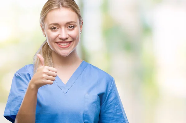 Jonge Blonde Chirurg Dokter Vrouw Medische Uniform Dragen Geïsoleerde Achtergrond — Stockfoto