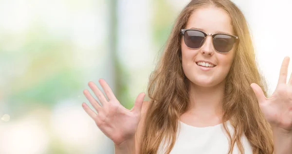Jovem Loira Usando Óculos Sol Mostrando Apontando Para Cima Com — Fotografia de Stock