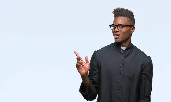 Νεαρός Ιερέας Αφρικανική Αμερικανική Άνδρα Πάνω Μια Απομονωμένη Φόντο Ένα — Φωτογραφία Αρχείου