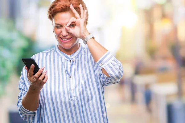 Atrractive Anziano Caucasico Rossa Donna Sms Utilizzando Smartphone Sfondo Isolato — Foto Stock