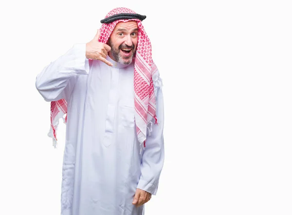 笑ってやって孤立の背景にクーフィーヤ身に着けているアラブの年配の男性の手と電話で話しているように指でジェスチャーを電話 通信の概念 — ストック写真