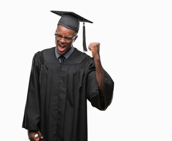 Νέοι Αποφοίτησε Αφρικανική Αμερικανική Άνθρωπος Πέρα Από Απομονωμένο Υπόβαθρο Θυμώσει — Φωτογραφία Αρχείου