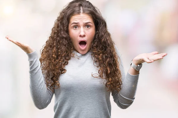 Mooie Brunette Krullend Haar Jong Meisje Dragen Een Trui Geïsoleerd — Stockfoto