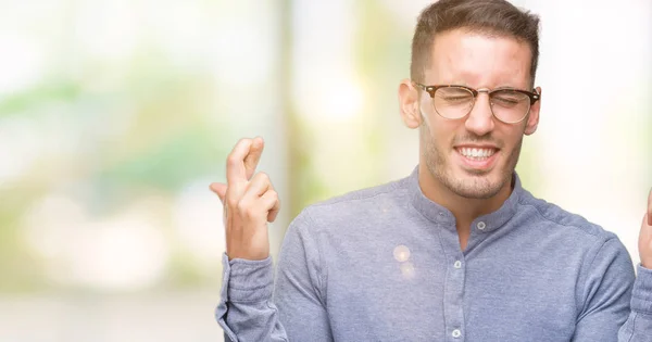 Stilig Ung Elegant Man Glasögon Leende Korsning Fingrar Med Hopp — Stockfoto