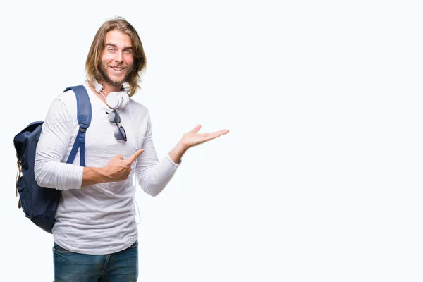 Jovem Turista Bonito Com Cabelos Longos Usando Mochila Sobre Fundo — Fotografia de Stock