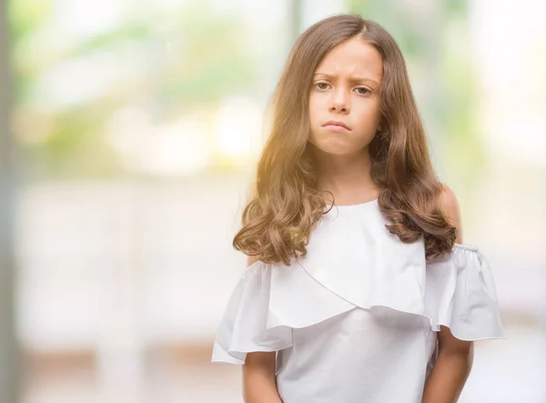 Brünettes Hispanisches Mädchen Skeptisch Und Nervös Und Runzelt Wegen Des — Stockfoto