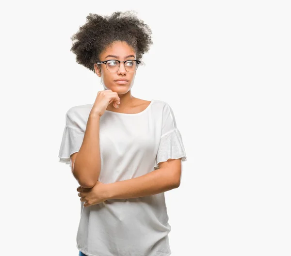 Mujer Afroamericana Joven Con Gafas Sobre Fondo Aislado Con Mano — Foto de Stock