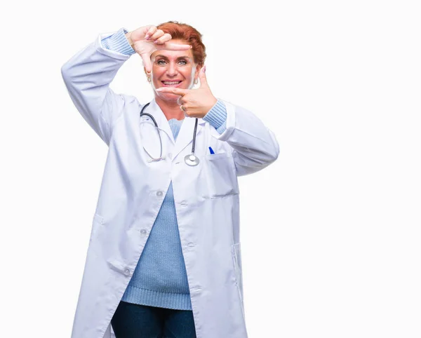 高级白种人医生妇女穿着医疗制服在孤立的背景微笑的框架与手和手指与快乐的脸 创意和摄影理念 — 图库照片