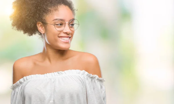Mujer Afroamericana Joven Con Gafas Sobre Fondo Aislado Mirando Hacia — Foto de Stock
