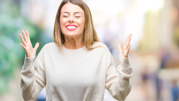 Giovane Bella Donna Casual Maglione Bianco Sfondo Isolato Celebrando Pazzo — Foto Stock