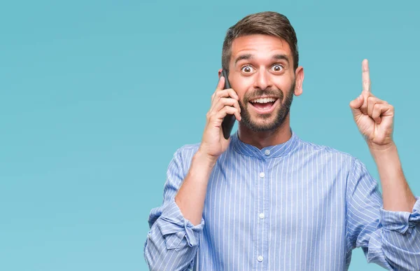 Jonge Knappe Man Spreken Telefoon Geïsoleerde Achtergrond Verrast Met Een — Stockfoto