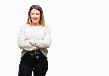 Genç güzel kadın kameraya bakarak çapraz silah ile gülümseyen izole arka plan mutlu yüzüne casual beyaz kazak. Olumlu bir kişi.