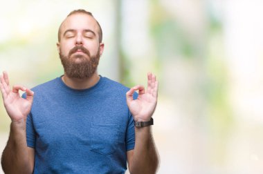 Genç beyaz hipster adam izole arka plan üzerinde dinlenmek ve gülümseyen gözlerle parmak ile meditasyon jest yapıyor kapalı. Yoga kavramı.