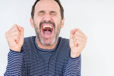 Kızgın ve silah ile başarı için deli kutluyor izole arka plan üzerinde üst düzey yakışıklı kaldırdı ve heyecanlı çığlık gözler kapalı. Kazanan kavramı