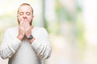 Esneme yorgunluk kış kazak izole arka plan üzerinde sıkılmış Genç beyaz hipster adam kapsayan ağız el ile yorgun. Restless ve uyku hali.