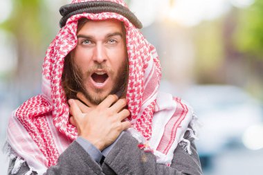 Genç yakışıklı Arap adam uzun saçlı keffiyeh izole arka plan bağırarak üzerinde giyen ve çünkü boğmak acı kendi ellerimle öldürürüm. Sağlık sorunu. Yaralarından ve intihar kavramı.