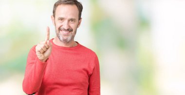 Ve kendinden emin ve mutlu gülümseyerek süre parmak numaralı yukarıyı gösteren izole arka plan üzerinde kış kazak giymiş yakışıklı orta yaş ağarmış komuta sizde.