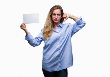 Kızgın yüz, eksi işareti aşağı antipati başparmak ile gösterilen, ret kavramı ile arka plan boş kartı tutan genç güzel sarışın iş kadın izole