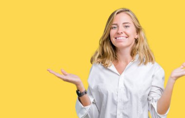 Güzel genç iş kadını izole arka plan gülen gösteren her iki üzerinde açık avuç içi, sunmak ve reklam karşılaştırma ve denge eller