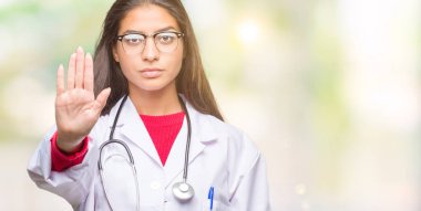 Genç Arap doktor kadın izole arka stop yapıyor yüzünden elin avuç ile şarkı. Negatif ve ciddi bir jest yüz ifadesiyle uyarı.